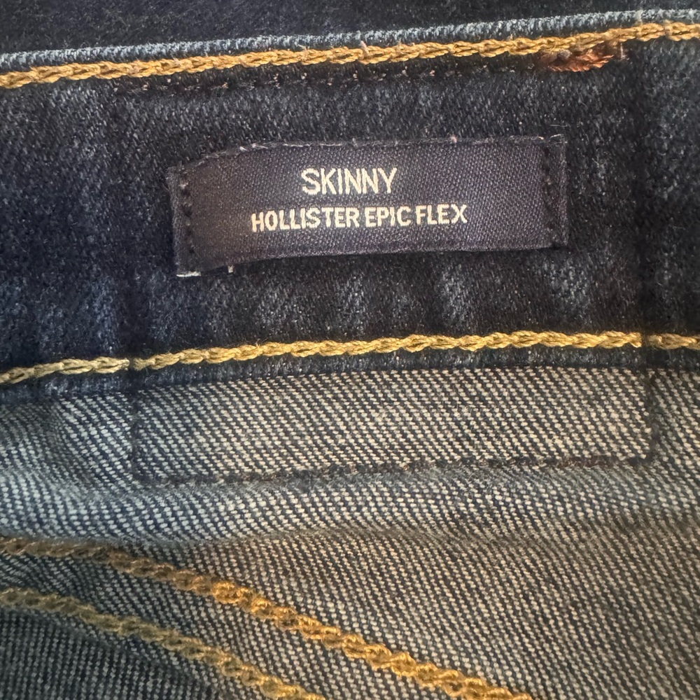 Jeans Hollister not new, in good condition, please reference pictures.